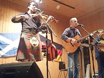 Die Folk-Band "Other Roads" spielte sich abermals bei ihrem Auftritt im Gasthaus "Alte Zeche" in Stockheim in die Herzen der Frankenwälder. Foto: K.- H. Hofmann