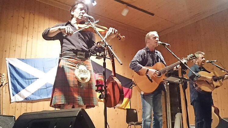 Die Folk-Band "Other Roads" spielte sich abermals bei ihrem Auftritt im Gasthaus "Alte Zeche" in Stockheim in die Herzen der Frankenwälder. Foto: K.- H. Hofmann