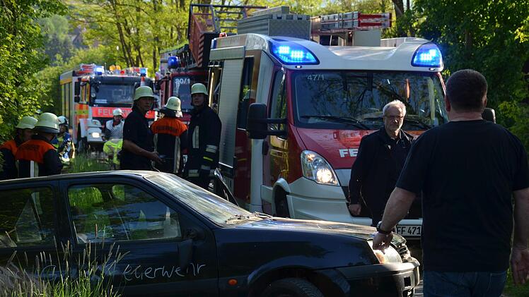 Guter Rat teuer: dieses beim Wegparken im Graben gelandete Fahrzeug musste in Gemeinschaftsarbeit entfernt werden, um an die Unfallstelle zu gelangen - was für Stau bei den Einsatzfahrzeugen führte. Foto: Jana Keul