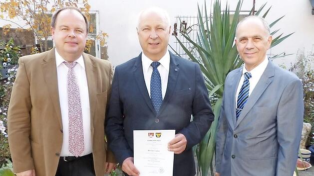 Michael Laaber (Bildmitte) zusammen mit dem VG-Vorsitzenden und Marktleugaster B&uuml;rgermeister Franz Uome (rechts) sowie dem stellvertretenden VG-Vorsitzenden und Grafengehaiger B&uuml;rgermeister Werner Burger.  Foto: Klaus-Peter Wulf