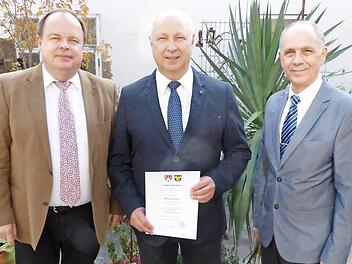 Michael Laaber (Bildmitte) zusammen mit dem VG-Vorsitzenden und Marktleugaster Bürgermeister Franz Uome (rechts) sowie dem stellvertretenden VG-Vorsitzenden und Grafengehaiger Bürgermeister Werner Burger.  Foto: Klaus-Peter Wulf