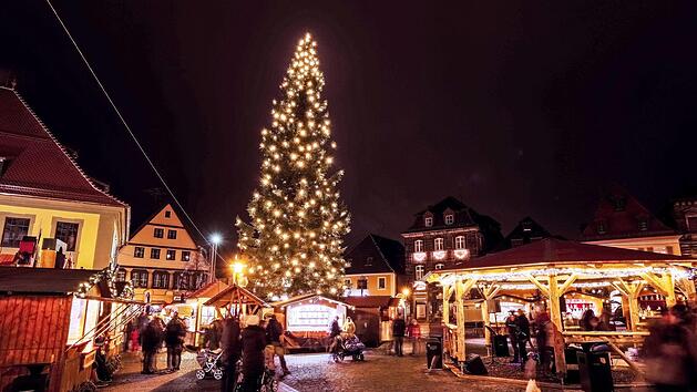 Auf dem Weihnachtsmarkt in Lichtenfels in der Fußgängerzone wird ein umfangreiches Programm geboten. Foto: Uligraphics