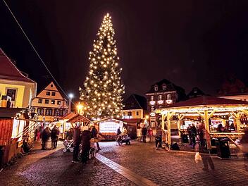 Auf dem Weihnachtsmarkt in Lichtenfels in der Fußgängerzone wird ein umfangreiches Programm geboten. Foto: Uligraphics