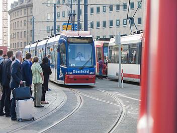 Bei einem Unfall in einer Nürnberger Straßenbahn ist am Montag eine Seniorin lebensgefährlich verletzt worden. Symbolfoto: News5 / Grundmann