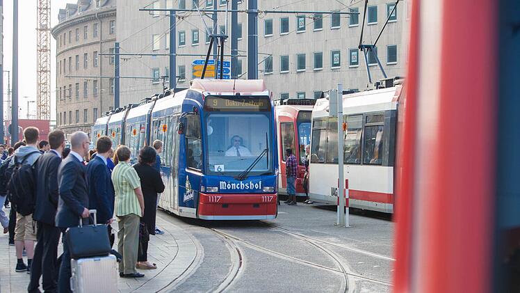 Bei einem Unfall in einer Nürnberger Straßenbahn ist am Montag eine Seniorin lebensgefährlich verletzt worden. Symbolfoto: News5 / Grundmann