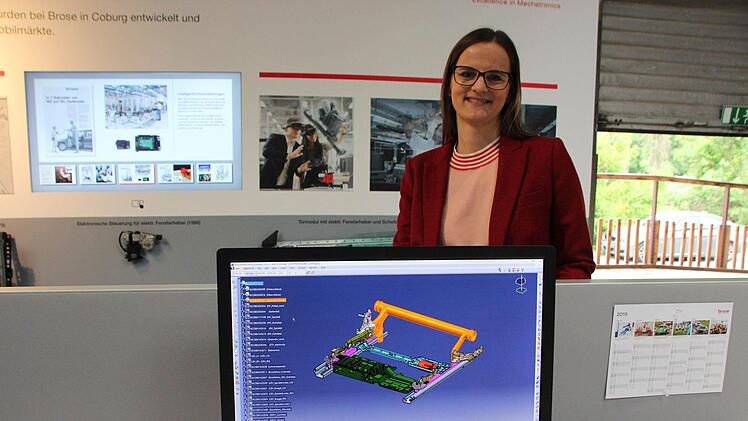 Sandra Kieser arbeitet seit 1992 bei Brose. Hier steht sie an einem Computer, an dem mit CAD neue Konstruktionen entworfen werden.Oliver Schmidt