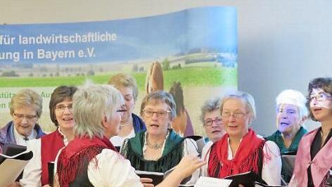 Der Landfrauenchor Lichtenfels bei seinem Auftritt Foto: Monika Schütz