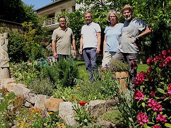 Bürgermeister Martin Horn und Kreisfachberater Guntram Ulsamer im Gespräch mit den Gartenbesitzern Hedwig Dujan und Rudolf Schneidmadel (von links) Fotos: Günther Geiling