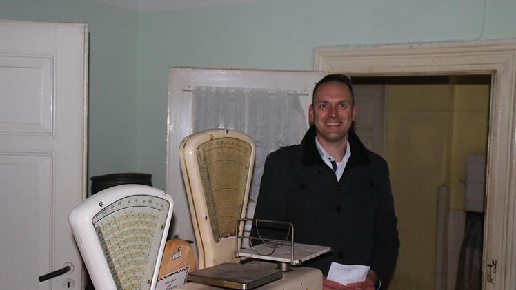 Oberthulbas Bürgermeister Mario Götz im Innern des Hauses, im ehemaligen Dorfladen. Foto: Hilmar Ruppert