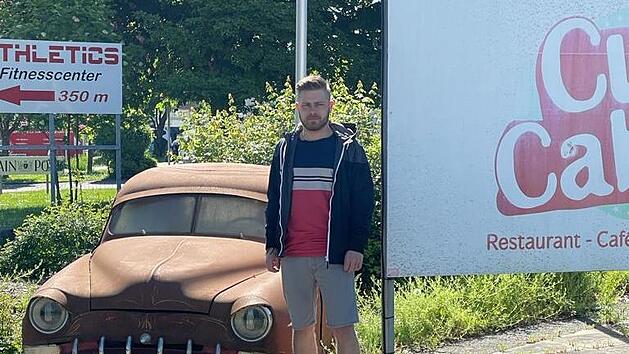 Maxi Rottenberger vor seiner neuen Aufgabe, dem Cuba Cabana in Bad Neustadts Industriestraße. Da will er den angesetzten Rost der letzten Jahre in aller Schnelle entfernen.