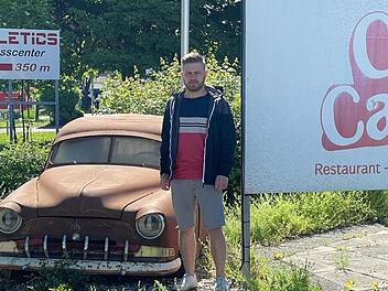 Maxi Rottenberger vor seiner neuen Aufgabe, dem Cuba Cabana in Bad Neustadts Industriestraße. Da will er den angesetzten Rost der letzten Jahre in aller Schnelle entfernen.