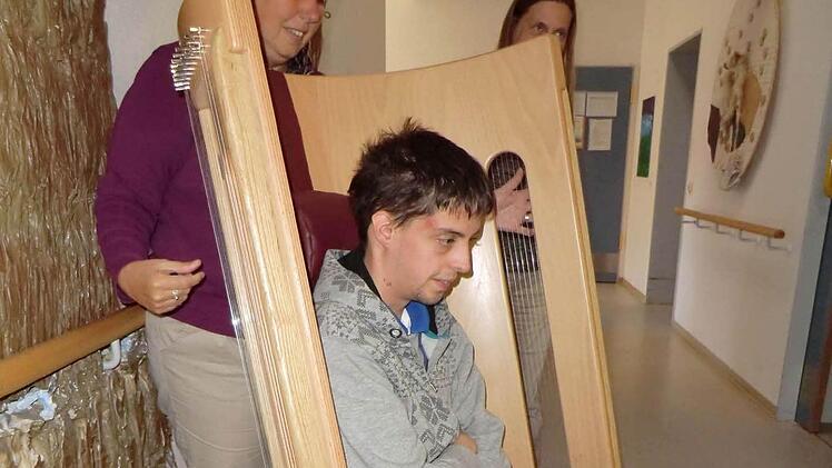 Jonas Hergenhan durfte als Erster den neuen Klangstuhl genießen. Manuela Trescher betätigte sich als Musikerin. Foto: AntonThen