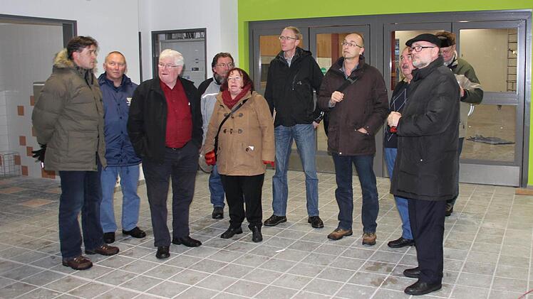 Im Foyer: Bunte Farben haben die Tristesse der Fliesen abgelöst.