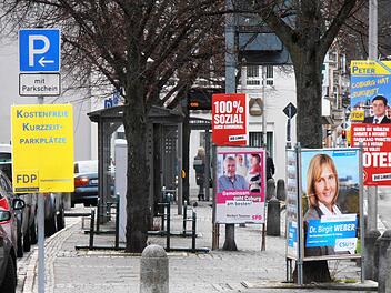 In Coburg ist der Wahlkampf entschieden, Norbert Tessmer von der SPD siegte bereits im ersten Wahlgang. In anderen fränkischen Landkreisen und kreisfreien Städten bleiben die Plakate noch hängen. Foto: Berger