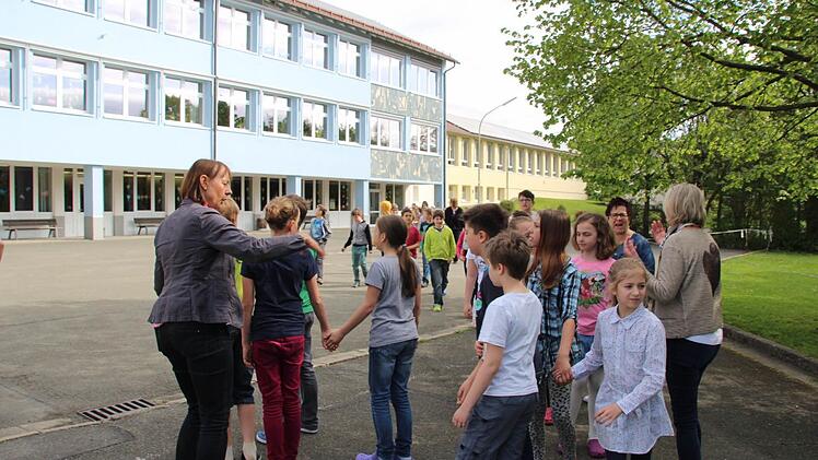 Schulleiterin Ursula Schröppel stellt die Kinder am Sammelplatz auf.  Foto: Matthias Beetz