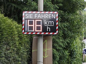 Wenn es nach den Willen von Bürgern und Bürgermeister Norbert Gräbner geht, sollen fest installierte Geschwindigkeitsmessungen an verschiedenen "Brennpunkten" installiert werden.  Foto: Michael Wunder