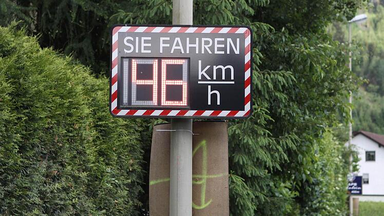 Wenn es nach den Willen von Bürgern und Bürgermeister Norbert Gräbner geht, sollen fest installierte Geschwindigkeitsmessungen an verschiedenen "Brennpunkten" installiert werden.  Foto: Michael Wunder