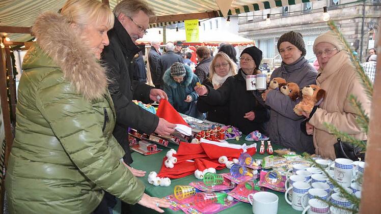 Viel Andrang gab es an der Tombola, wo mancher ein schönes Weihnachtsgeschenk als Preis mit nach Hause nehmen konnte. Foto: Karl-Heinz Hofmann