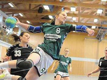 Die Flugzeit endet: Carolin Annon gehört zu den Spielerinnen, die bei der SG Garitz/Nüdlingen zum Saisonende ihren Abschied angekündigt haben. Dies gilt auch für Julia Albert (im Hintergrund). Foto: Hopf