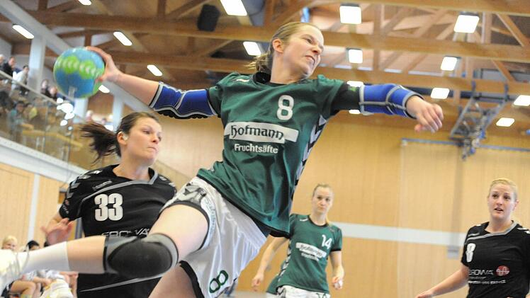 Die Flugzeit endet: Carolin Annon gehört zu den Spielerinnen, die bei der SG Garitz/Nüdlingen zum Saisonende ihren Abschied angekündigt haben. Dies gilt auch für Julia Albert (im Hintergrund). Foto: Hopf