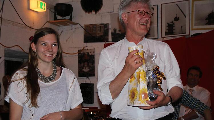 Heinrich Bedford-Strohm bekam ein Geschenk von den Jugendlichen.