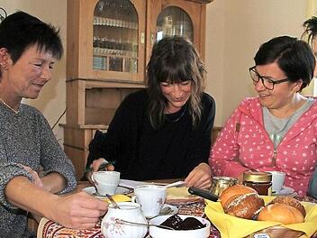 Ulrike Suchy, Daniela Müller, Heike Reier und die Leiterin der Hausgemeinschaften Tatjana Daum (von links) sind mit Herzblut bei ihrer Arbeit. Sie betreuen die Bewohner der Hausgemeinschaften so, wie sie im Alter betreut werden möchten. Foto: Veronika Schadeck