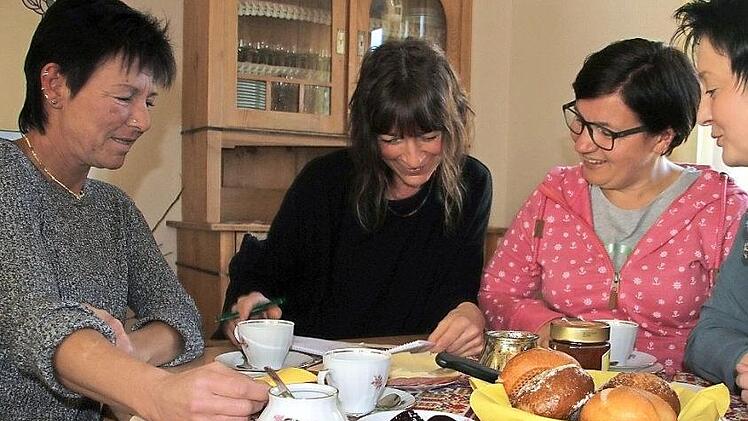 Ulrike Suchy, Daniela Müller, Heike Reier und die Leiterin der Hausgemeinschaften Tatjana Daum (von links) sind mit Herzblut bei ihrer Arbeit. Sie betreuen die Bewohner der Hausgemeinschaften so, wie sie im Alter betreut werden möchten. Foto: Veronika Schadeck