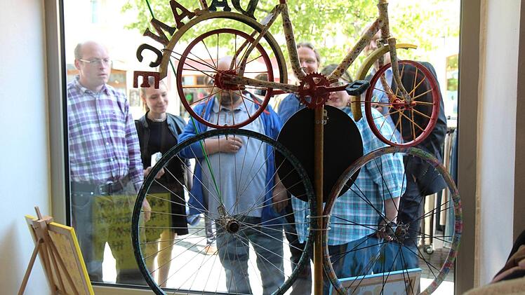 Die Geschäftsleute machten Platz in ihren Schaufenstern. Foto: Richard Sänger