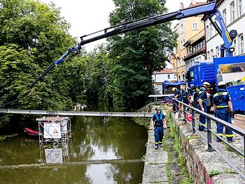 Einen rund 24 Meter langen Steg hat das Technische Hilfswerk Bamberg am Samstag über dem Alten Kanal errichtet. Die Sonderkonstruktion soll bessere Fluchtmöglichkeiten bei Canalissimo bieten. Das Fundament wurde von der DLRG Bamberg gesetzt.  Foto: Matthias Hoch