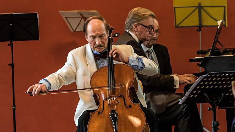 Der in Coburg aufgewachsene Cellist gestaltete ein Konzert zu seinem 80. Geburtstag im Haus Contakt. Dabei trat er als Solist gemeinsam mit dem Pianisten Hans-Dieter Bauer auf und dirigierte zudem das Collegium musicum, dessen Gründungsmitglied er 1953 war. Foto: Jochen Berger