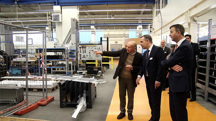 Martin Liebel (l.) und Ernst Schwoshuber (r.) erläuterten Alexander Tritthart die Produkte der Firma.Richard Sänger