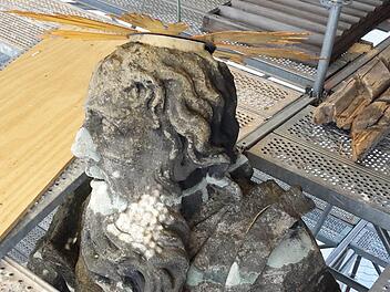 Die Figur des Apostels Paulus an der Westfassade (hier zwischen den Gerüstflächen) ist ein Fall für die Restauratoren: Die weißen Flecken sind Steinergänzungen, die sich im Laufe der Zeit durch Abwitterung und UV-Licht farblich verändert haben. Foto: Staatliches Bauamt Bamberg.