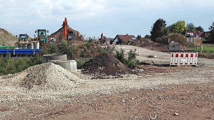 Im Baugebiet Heßdorf-Süd laufen derzeit die Erschließungsarbeiten. Foto: Richard Sänger