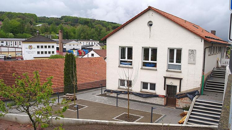 Der Pfarrgarten ist fertig angelegt. Bürgermeisterin Katja Habesack freut sich darauf, "die Anlage wieder der Öffentlichkeit zugänglich machen zu können". Foto: Stephanie Elm