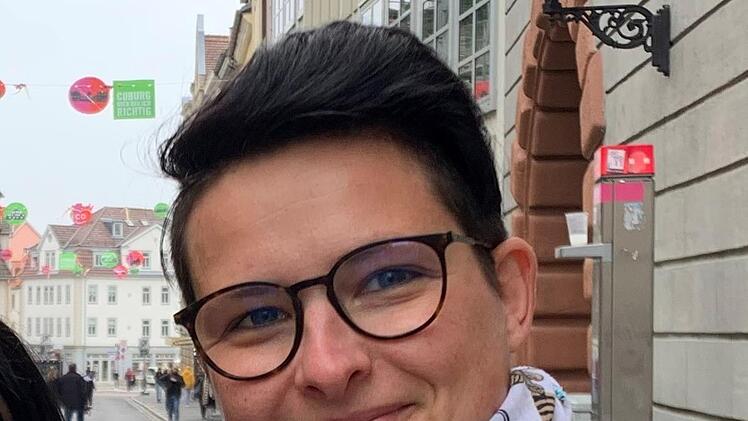 Jeanette G&uuml;nther (34) aus Coburg: Man ist gr&ouml;&szlig;ere Menschenansammlungen gar nicht mehr so gewohnt, aber unter Bewahren des Abstandes h&auml;tte ich kein mulmiges Gef&uuml;hl. Man kann das Ganze ja auch auseinanderziehen. Ein paar St&auml;nde auf dem Markt und ein paar St&auml;nde in der Spitalgasse w&auml;ren eine gute Idee.