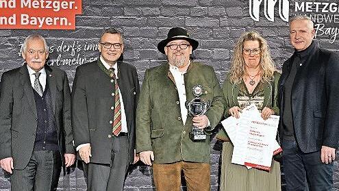 Böttchers Hausmetzgerei aus Stadtsteinach wurde beim Metzgercup 2025 für herausragende handwerkliche Qualität ausgezeichnet. Unser Bild zeigt (von links): Konrad Ammon (Landesinnungsmeister), Staatsminister Florian Herrmann (MdL), Rainer Böttcher...