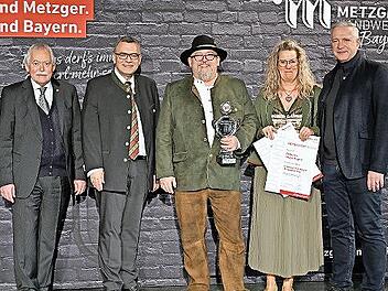 Böttchers Hausmetzgerei aus Stadtsteinach wurde beim Metzgercup 2025 für herausragende handwerkliche Qualität ausgezeichnet. Unser Bild zeigt (von links): Konrad Ammon (Landesinnungsmeister), Staatsminister Florian Herrmann (MdL), Rainer Böttcher...