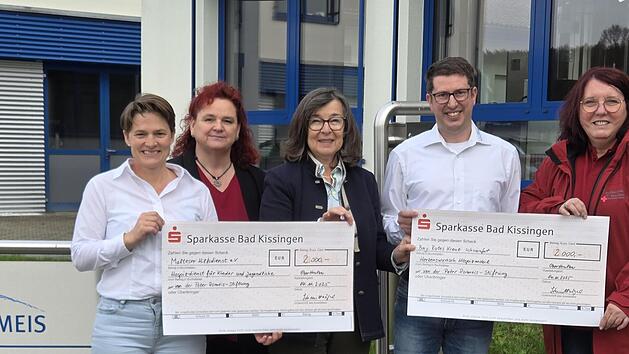 Scheckübergabe an die beiden sozialen Einrichtungen, von links Cornelia Siedler (Malteser Bad Kissingen), Anja Junk, Ingrid Schmittnägel, Jörg Holzinger, Gabi Sigmund (Bayerisches Rotes Kreuz Schweinfurt).