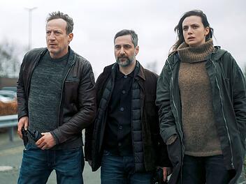 Im doppelten "Tatort: Ein guter Tag / Schwarzer Schnee", der an einem Abend gesendet wird, ermittelt Falke (Wotan Wilke M&ouml;hring, links) mit seiner niederl&auml;ndischen Kollegin Lynn de Baer (Gaite Jansen) im deutsch-holl&auml;ndischen Grenzgebiet. Ab sofort fest an Falkes Seite als IT-Spezialist ist Mario Schmitt (Denis Moschitto).