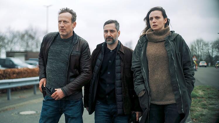 Im doppelten "Tatort: Ein guter Tag / Schwarzer Schnee", der an einem Abend gesendet wird, ermittelt Falke (Wotan Wilke M&ouml;hring, links) mit seiner niederl&auml;ndischen Kollegin Lynn de Baer (Gaite Jansen) im deutsch-holl&auml;ndischen Grenzgebiet. Ab sofort fest an Falkes Seite als IT-Spezialist ist Mario Schmitt (Denis Moschitto).