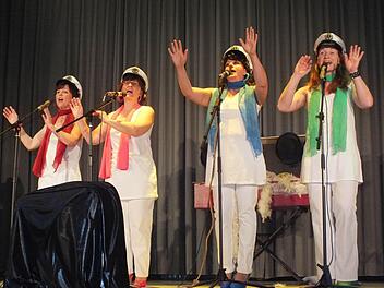 Candy Borst, Sabine Seuffert, Michaela Atzler und Kirstin Metz (von links) von den "Swinging Ladies and the Pianoman" überzeugten ihr Publikum in Bad Bocklet. Fotos: Björn Hein