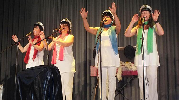 Candy Borst, Sabine Seuffert, Michaela Atzler und Kirstin Metz (von links) von den "Swinging Ladies and the Pianoman" überzeugten ihr Publikum in Bad Bocklet. Fotos: Björn Hein