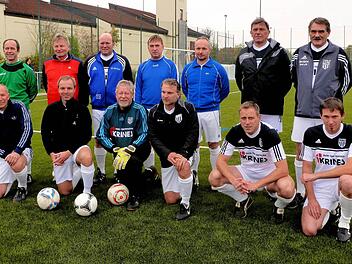 Eine Kreisauswahl bestehend aus Kreisräten, Bürgermeistern und Gemeinderäten testete mit als Erste den Sander Kunstrasenplatz. Stehend von links: Karl-Heinz Zehe (Trainer FC Sand II), Ludwig Bock (Kreisrat), Reinhold Giebfried (Kreisrat und Zweiter Bürgrmeister Hofheim), Hubert Endres (Bürgermeister Bundorf), Thomas Mahr (Gemeinde Oberaurach), Franz-Josef Klinger (Gesangverein Sand), Paul Hümmer (Kreisrat und Dritter Bürgermeister Sand) sowie (vorne von links): Klaus Krines (ehemaliger Gemein...