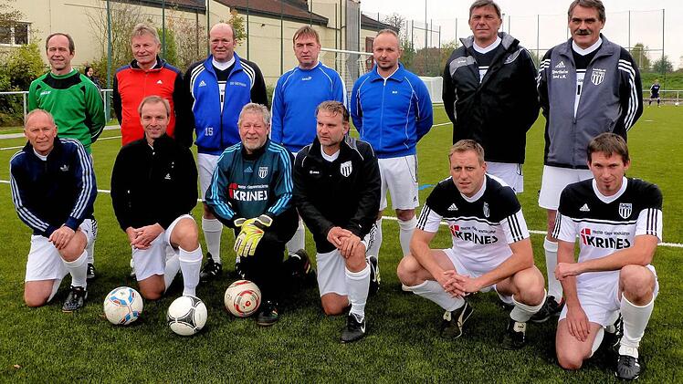 Eine Kreisauswahl bestehend aus Kreisräten, Bürgermeistern und Gemeinderäten testete mit als Erste den Sander Kunstrasenplatz. Stehend von links: Karl-Heinz Zehe (Trainer FC Sand II), Ludwig Bock (Kreisrat), Reinhold Giebfried (Kreisrat und Zweiter Bürgrmeister Hofheim), Hubert Endres (Bürgermeister Bundorf), Thomas Mahr (Gemeinde Oberaurach), Franz-Josef Klinger (Gesangverein Sand), Paul Hümmer (Kreisrat und Dritter Bürgermeister Sand) sowie (vorne von links): Klaus Krines (ehemaliger Gemein...