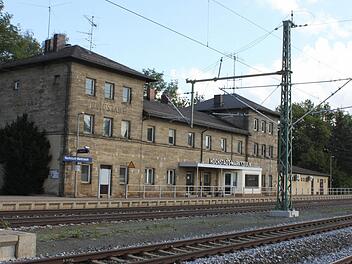 Kneipe, Wohnungen oder Geschäftsräume - im Hochstadter Bahnhof könnte vieles entstehen. Wenn es einen gäbe, der den ersten Schritt wagt. Foto: Popp