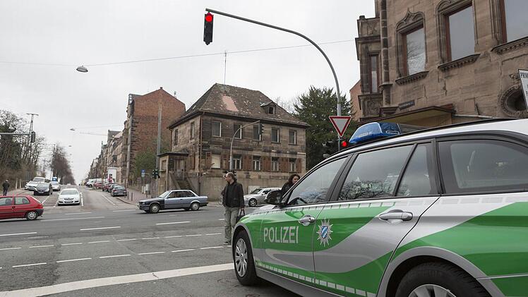 Am 7. März wurde in der Schwabacher Straße in einem denkmalgeschützten Haus eine männliche Leiche entdeckt. Ein mutmaßlicher Mörder wurde nun von der Polizei festgenommen. Foto: NEWS5/Weier/Archiv