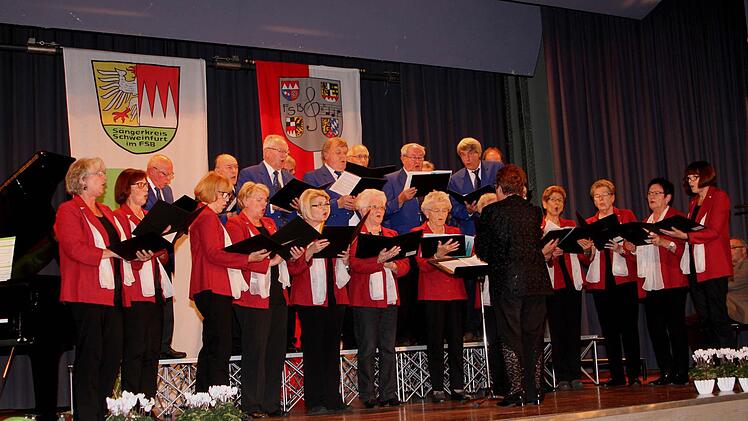 Mit einem "Udo-Jürgen-Medley" erfreute der GV 1876 Hofheim" mit Dirigentin Hermine Wüchner.