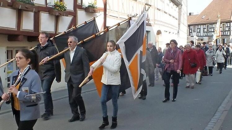 Die Stadtjugendkapelle und drei Bannerträger führten den Zug an. Foto: Manfred Welker