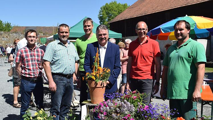 Auch die beiden Landr&auml;te Christian Mei&szlig;ner und Klaus Peter S&ouml;llner, im Bild mit Kreisgartenfachberater Michael Stromer und BBV-Obmann Michael Bienlein zeigten  sehr &uuml;berrascht von der Vielfalt der Blumen und Pflanzen.