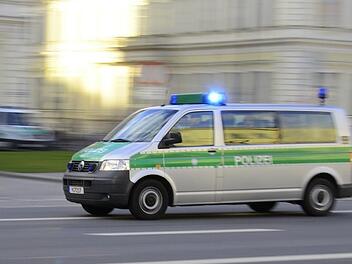 Zwei Polizeiautos kollidieren in Neustadt Aisch w&auml;hrend einer Einsatzfahrt. Symbolfoto: carstenoschmann/pixabay